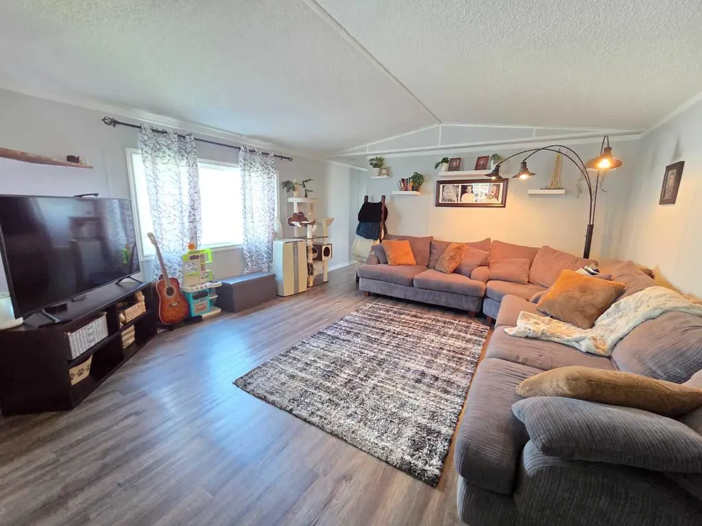9702 104 Avenue Clairmont AB T0H 0W0