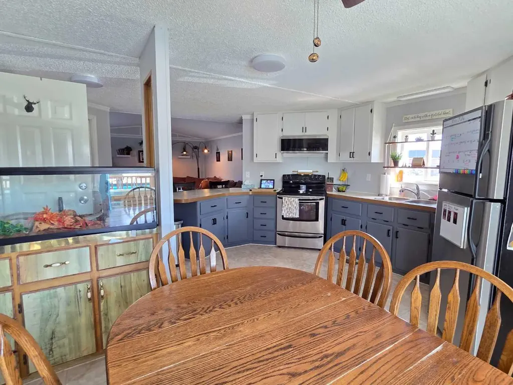 9702 104 Avenue Clairmont AB T0H 0W0