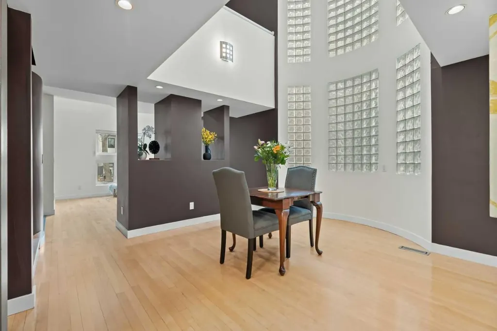 216 4 Avenue NE Calgary AB T2E 0J1