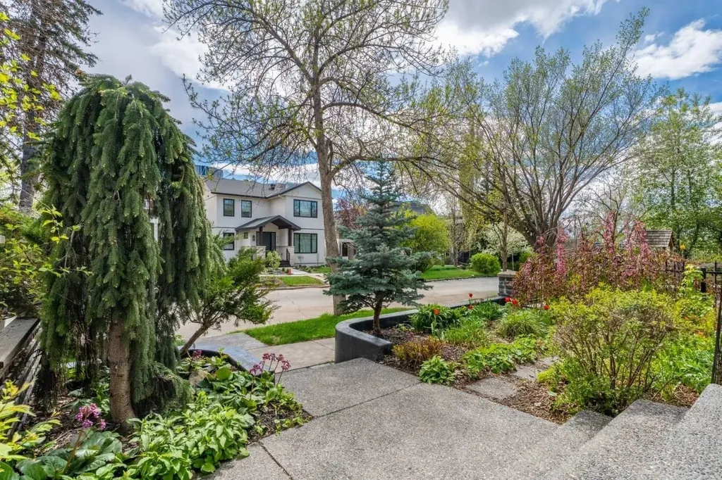 216 4 Avenue NE Calgary AB T2E 0J1