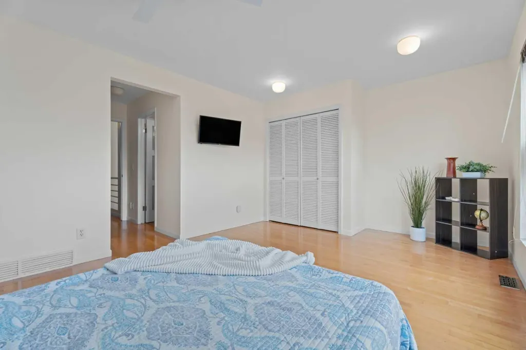 216 4 Avenue NE Calgary AB T2E 0J1
