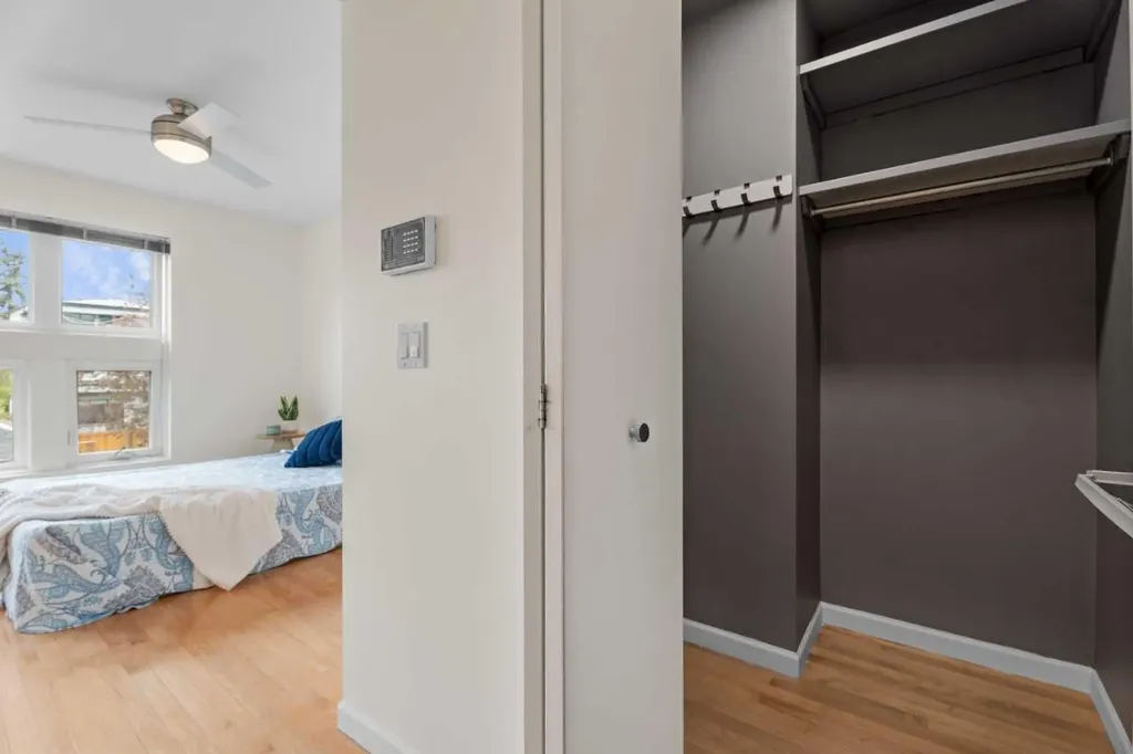 216 4 Avenue NE Calgary AB T2E 0J1