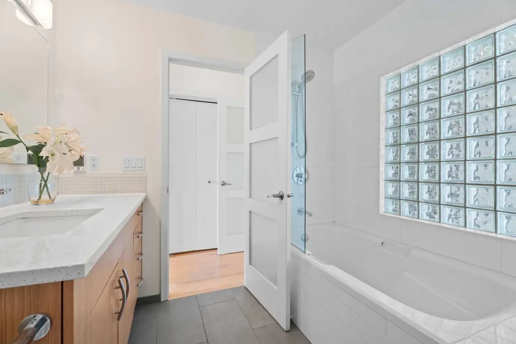 216 4 Avenue NE Calgary AB T2E 0J1