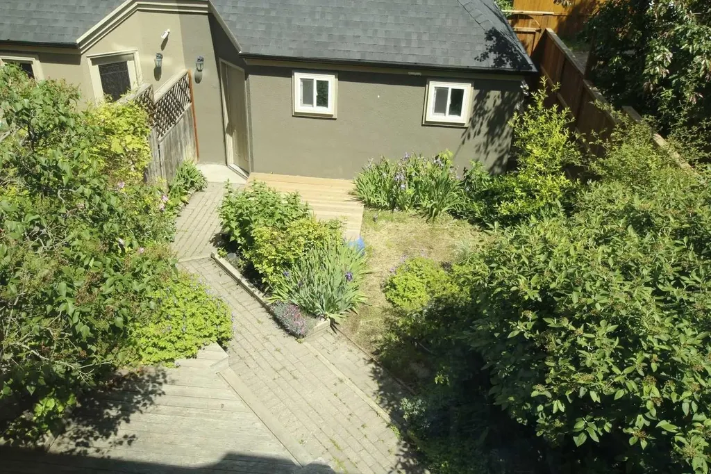 216 4 Avenue NE Calgary AB T2E 0J1