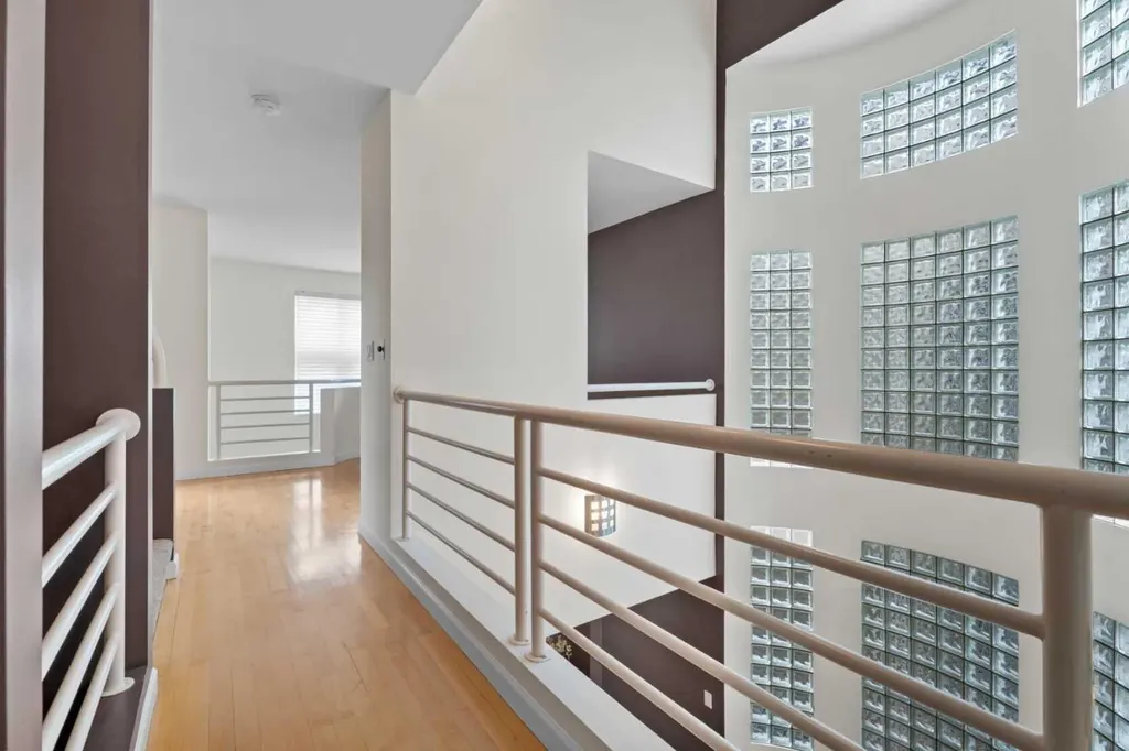 216 4 Avenue NE Calgary AB T2E 0J1