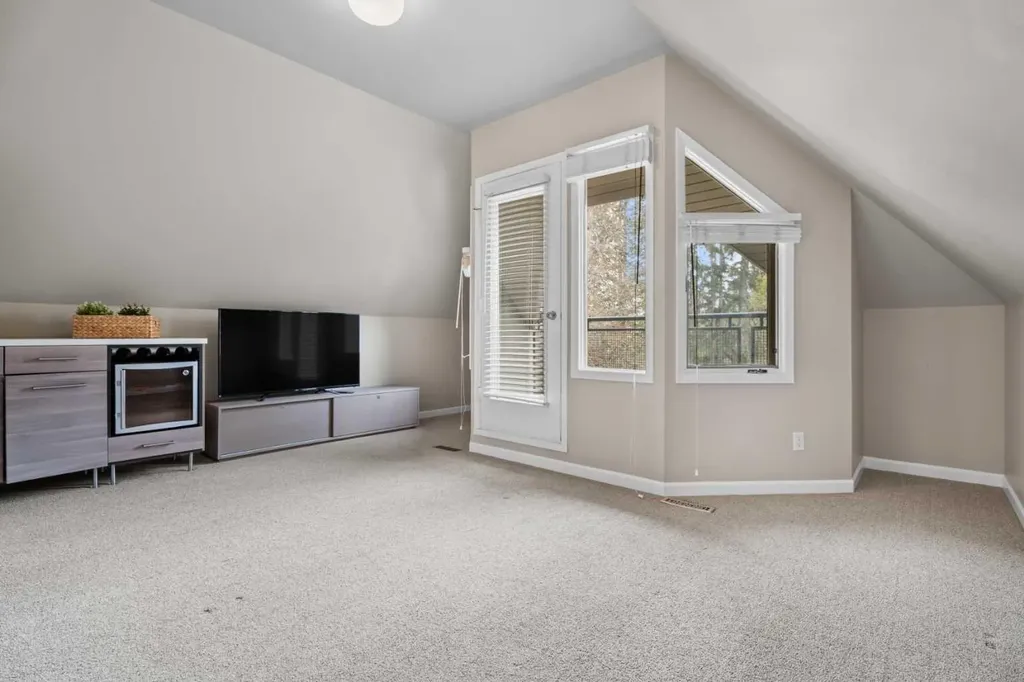 216 4 Avenue NE Calgary AB T2E 0J1