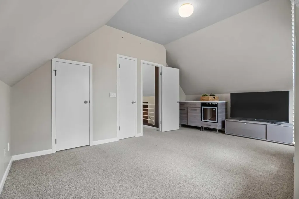 216 4 Avenue NE Calgary AB T2E 0J1