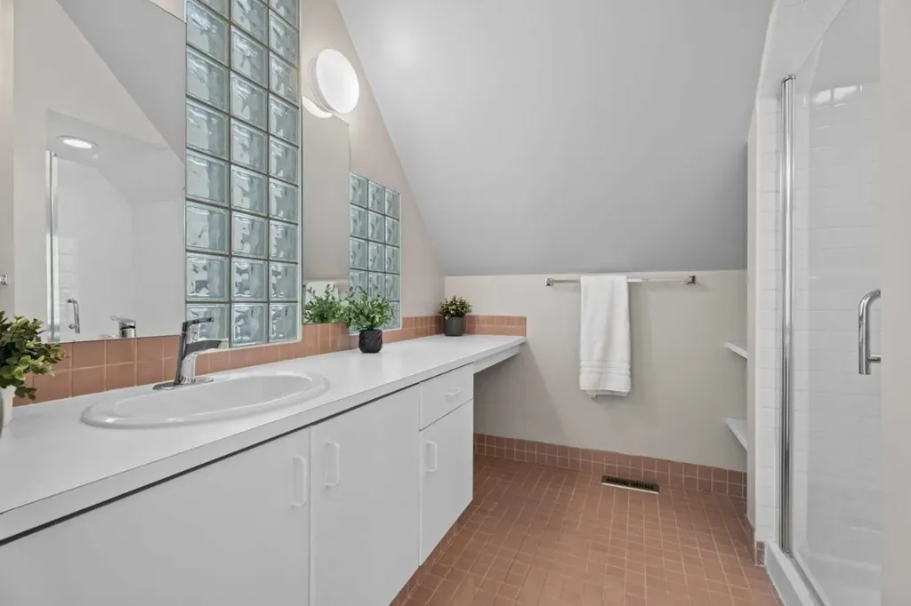 216 4 Avenue NE Calgary AB T2E 0J1