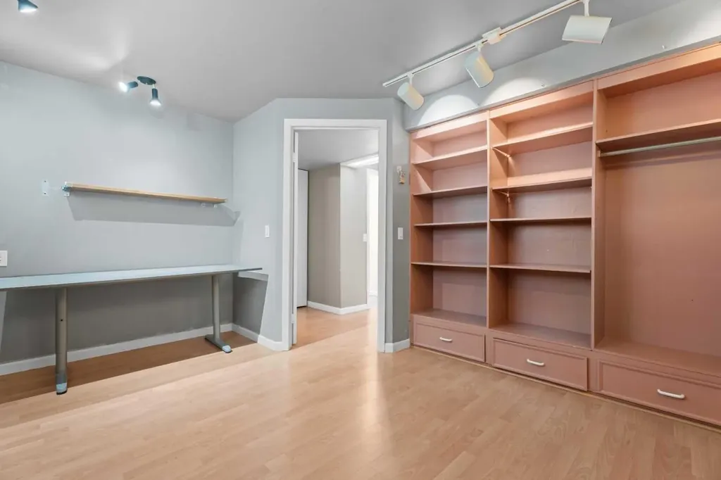 216 4 Avenue NE Calgary AB T2E 0J1