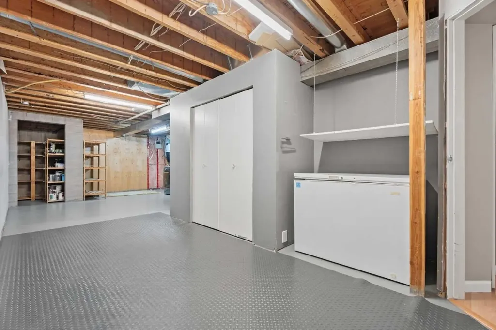 216 4 Avenue NE Calgary AB T2E 0J1