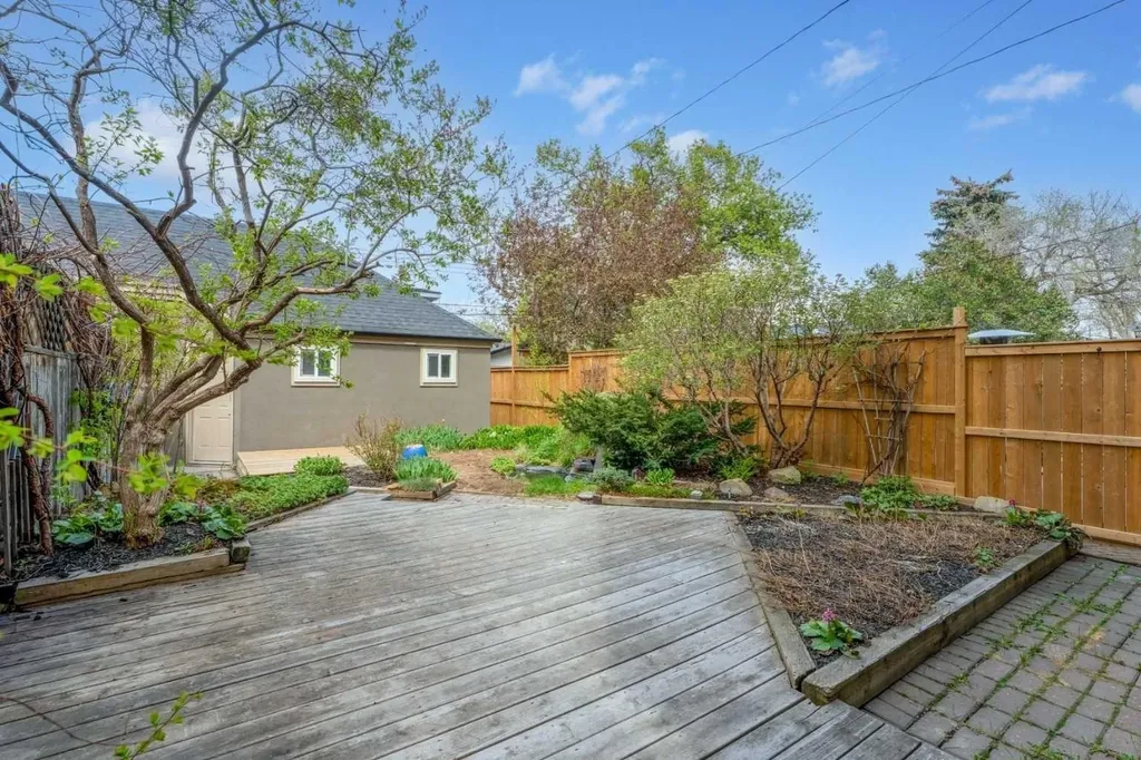 216 4 Avenue NE Calgary AB T2E 0J1