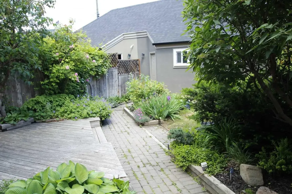 216 4 Avenue NE Calgary AB T2E 0J1