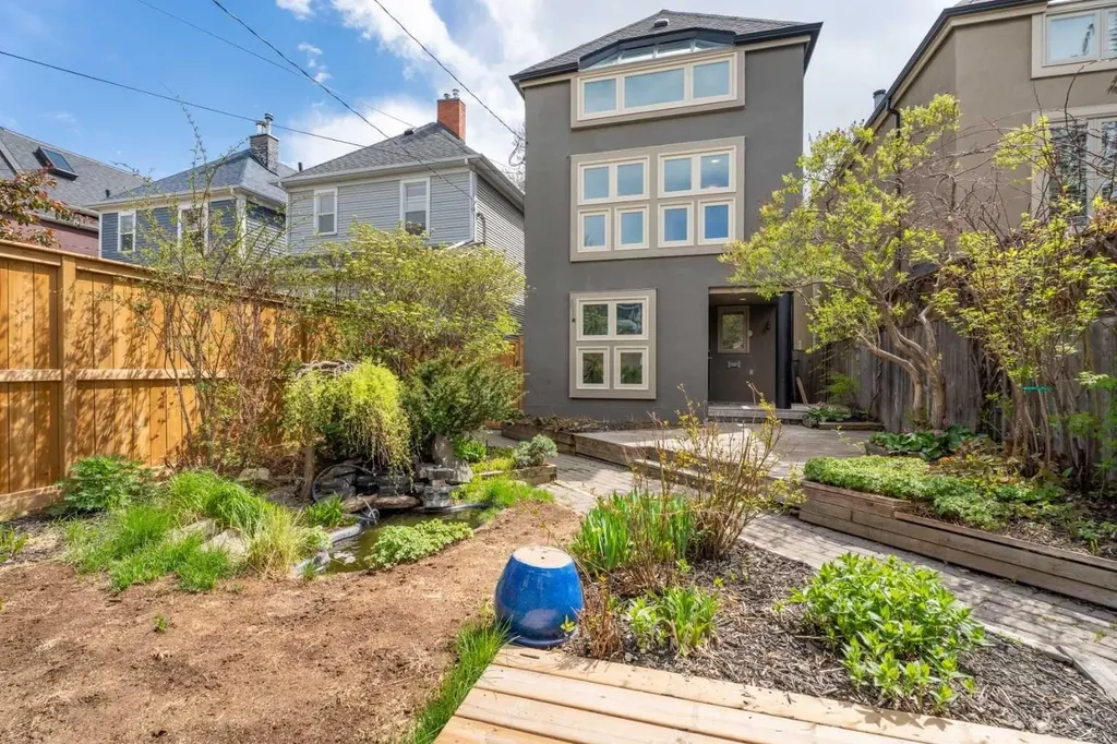 216 4 Avenue NE Calgary AB T2E 0J1