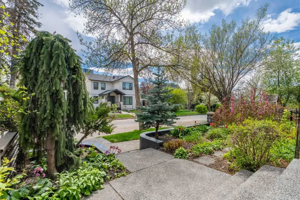 216 4 Avenue NE Calgary AB T2E 0J1