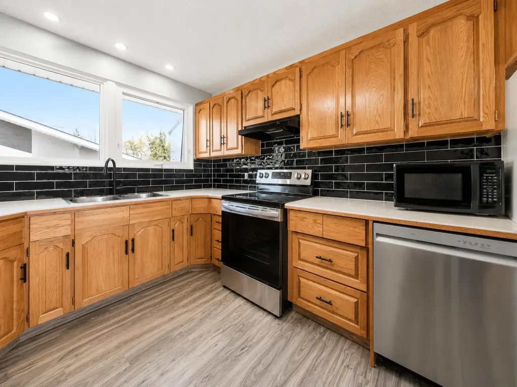 5112 46 Avenue Ponoka AB T4J 1J5