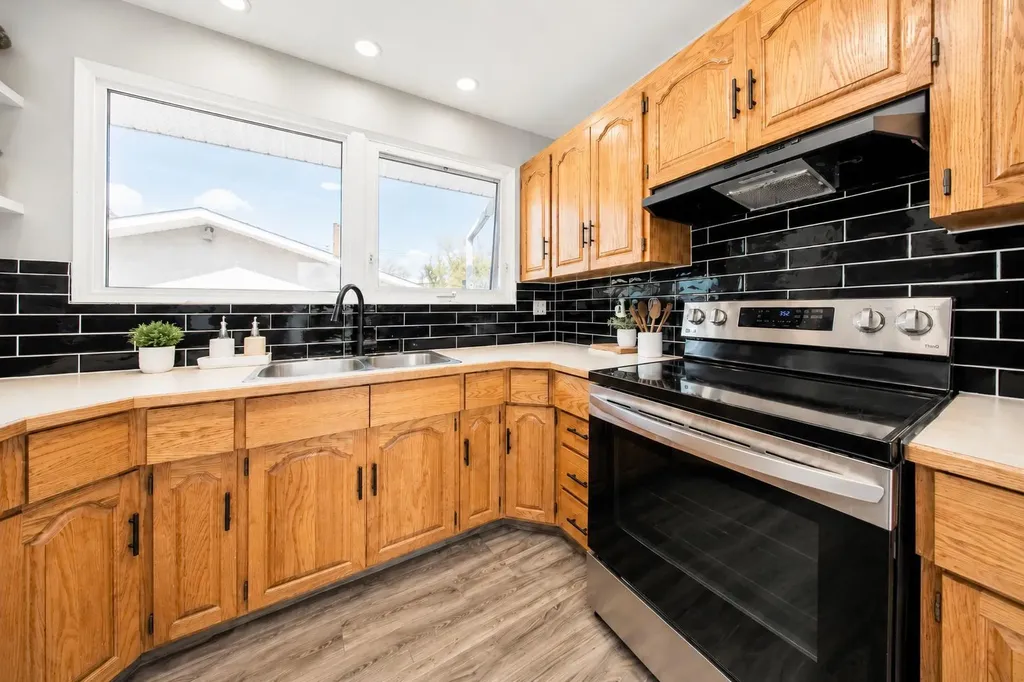 5112 46 Avenue Ponoka AB T4J 1J5