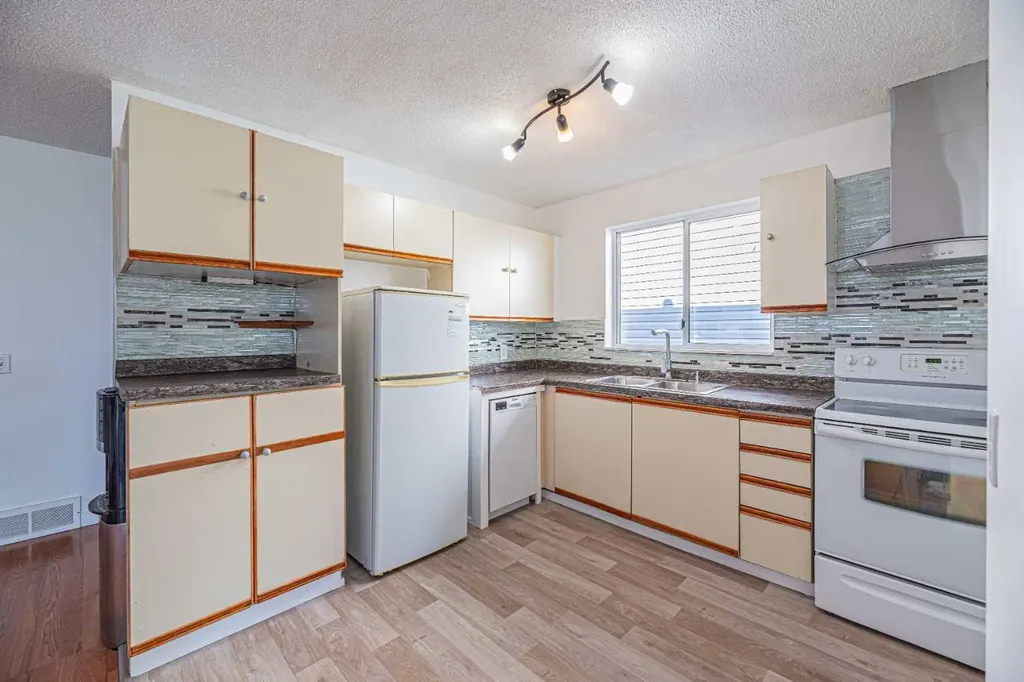 14 Martindale Mews NE Calgary AB T3J 2V5