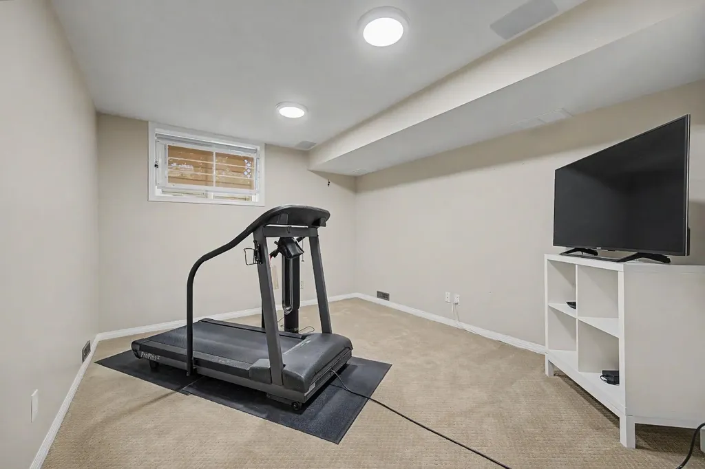 1206 19 Avenue NW Calgary AB T2M 1A2