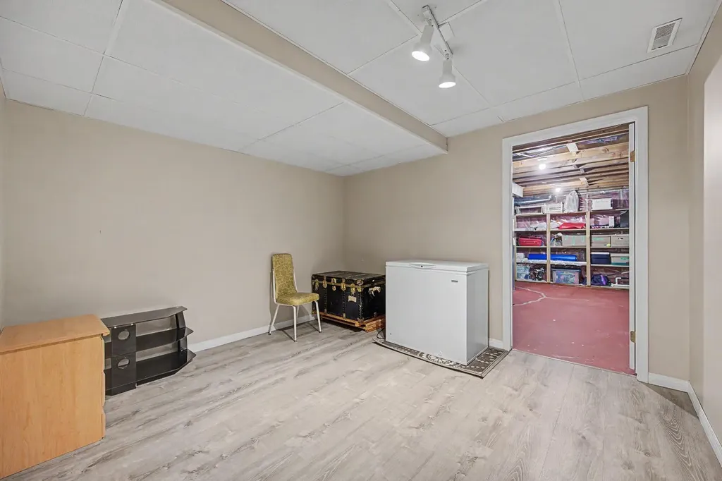 1206 19 Avenue NW Calgary AB T2M 1A2