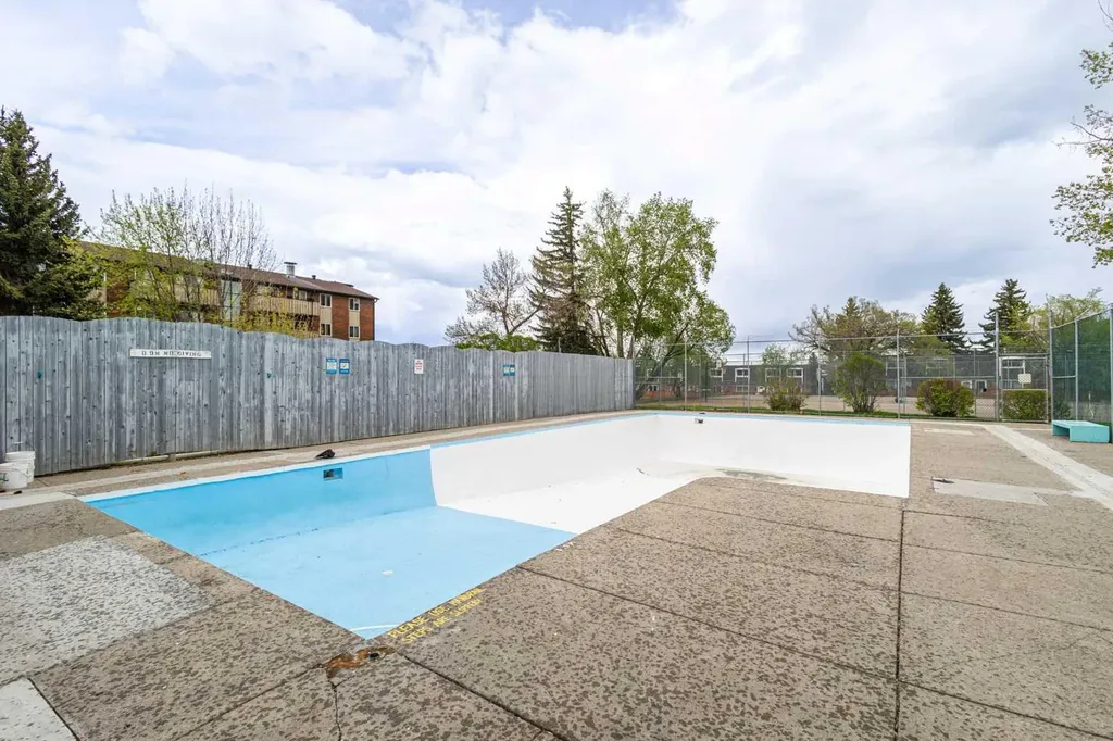 330 Canterbury Drive SW Calgary AB T2W 1H6