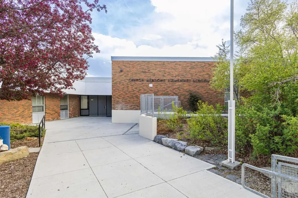 330 Canterbury Drive SW Calgary AB T2W 1H6
