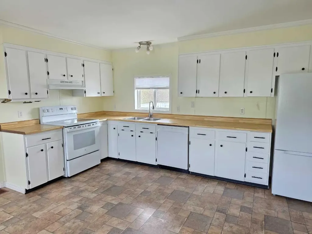 10215 99 Avenue Bezanson AB T0H 0G0