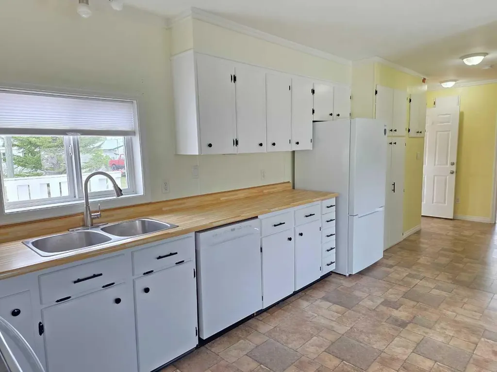10215 99 Avenue Bezanson AB T0H 0G0
