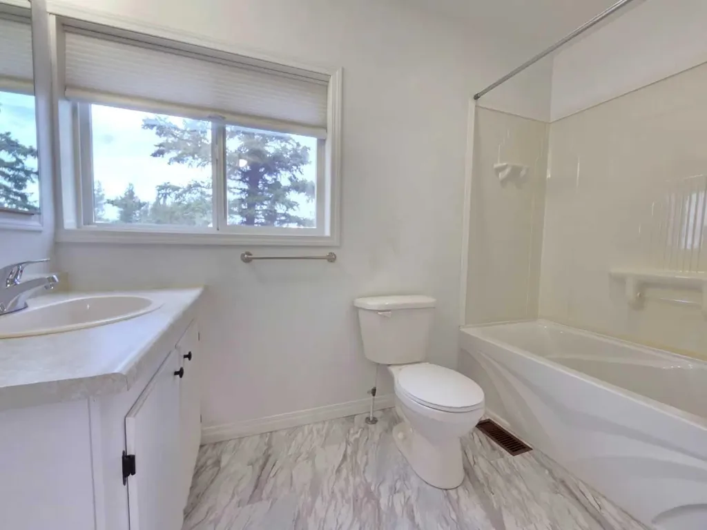 10215 99 Avenue Bezanson AB T0H 0G0