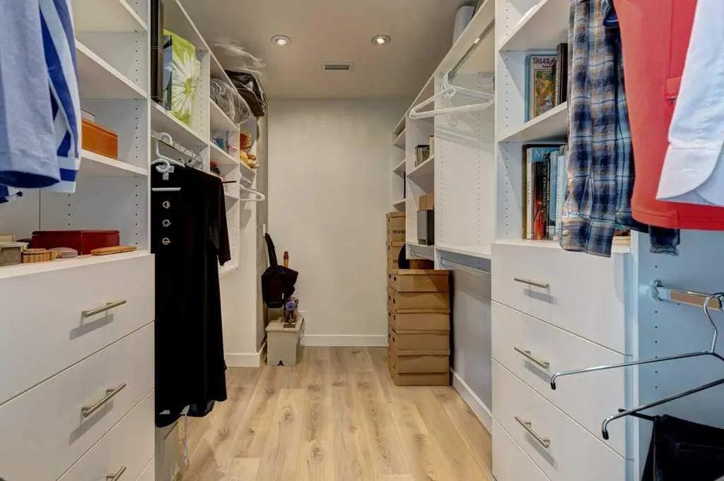 1010 6 Street SW Calgary AB T2R 1B4