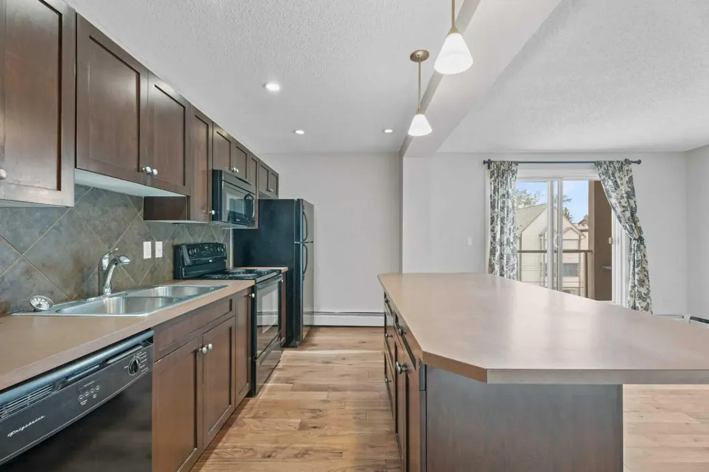 1828 12 Avenue SW Calgary AB T3C 0R6