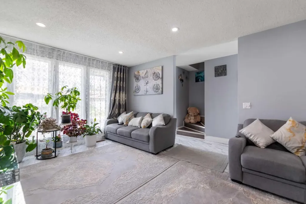 35 Templemont Drive NE Calgary AB T1Y 4Z5