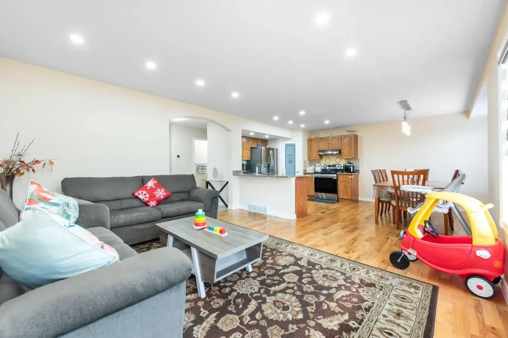 138 Panamount Crescent NW Calgary AB T3K 5L7