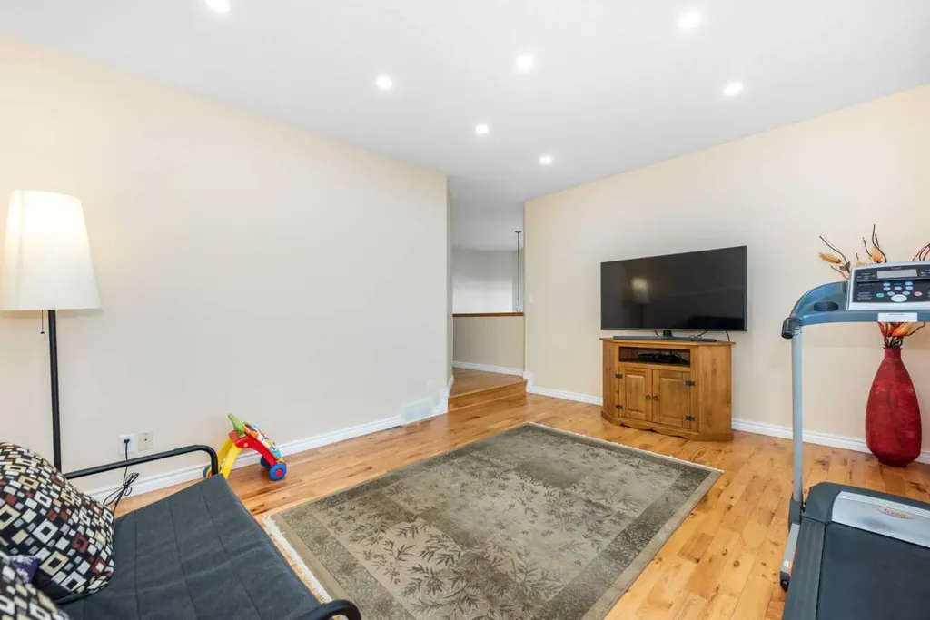 138 Panamount Crescent NW Calgary AB T3K 5L7