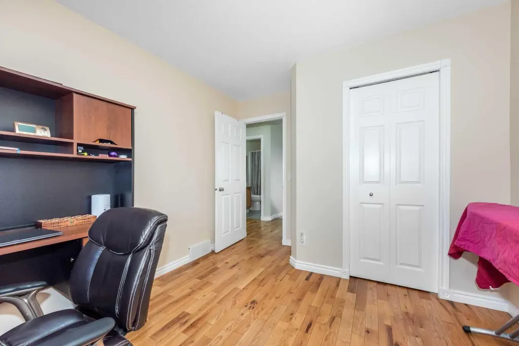 138 Panamount Crescent NW Calgary AB T3K 5L7