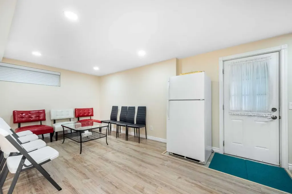 138 Panamount Crescent NW Calgary AB T3K 5L7