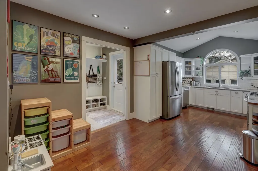 1636 Broadview Road NW Calgary AB T2N 3H1