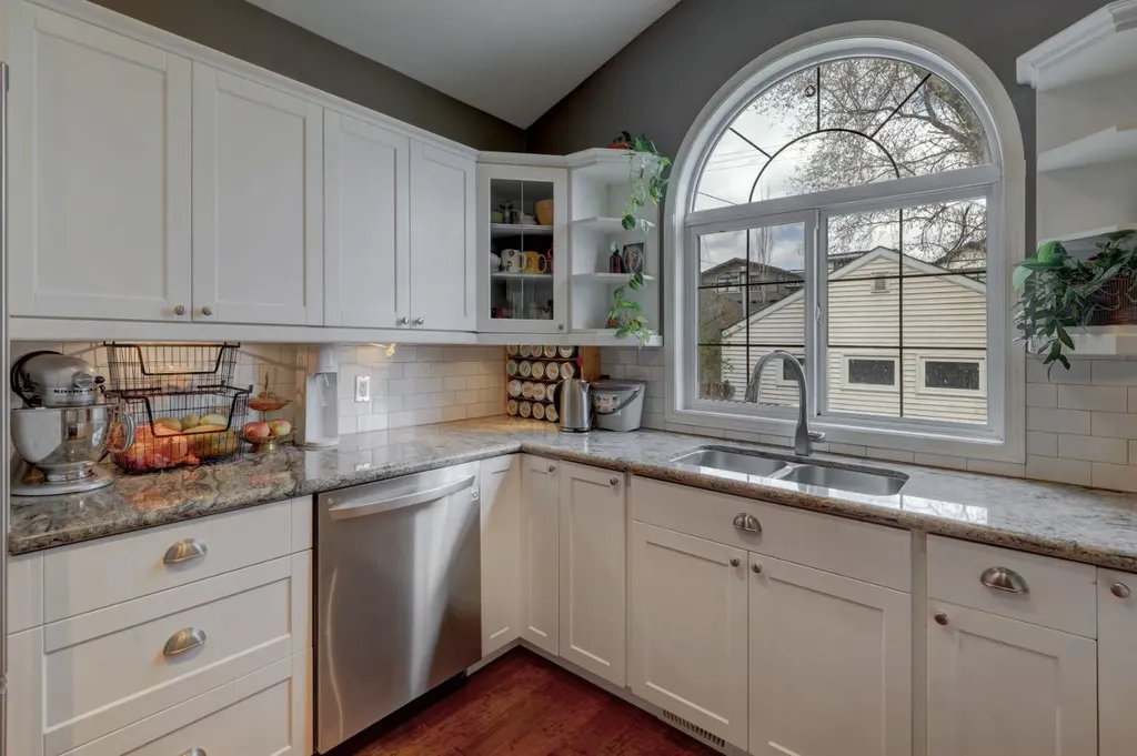 1636 Broadview Road NW Calgary AB T2N 3H1