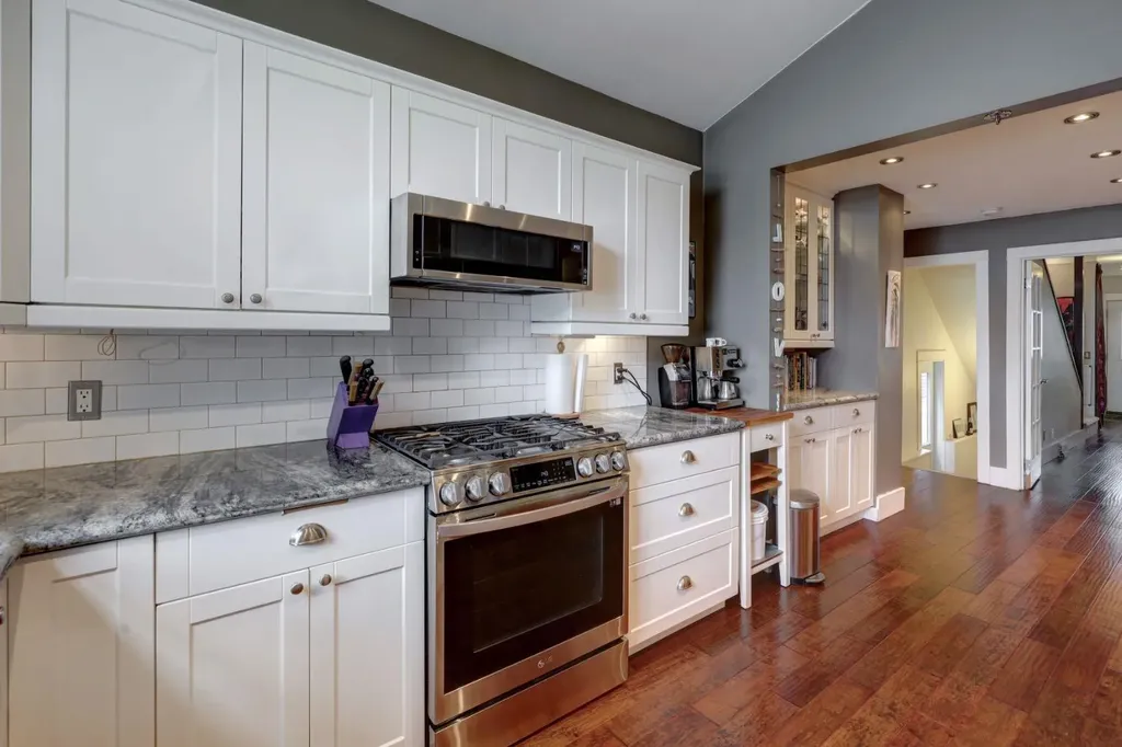 1636 Broadview Road NW Calgary AB T2N 3H1