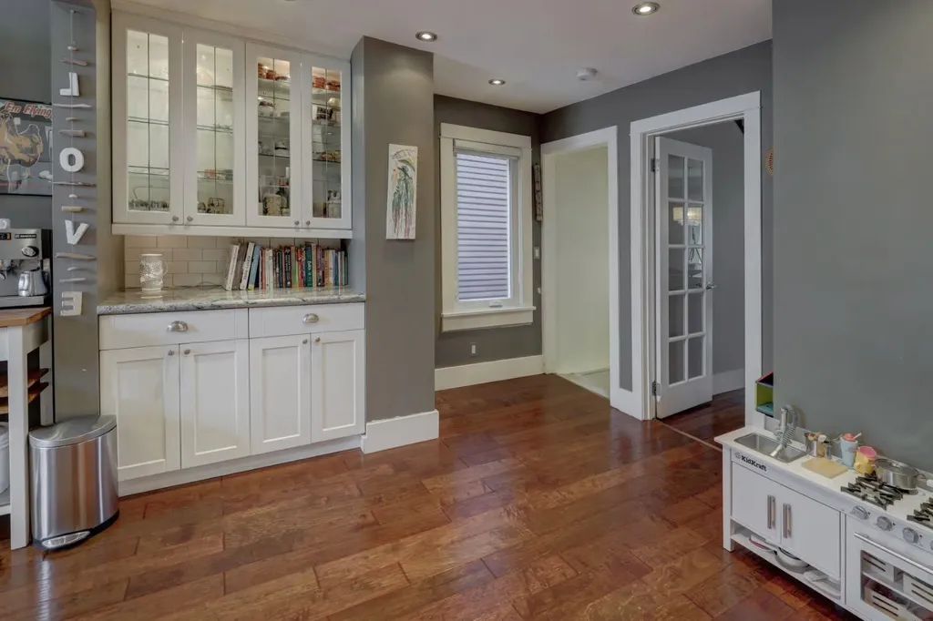1636 Broadview Road NW Calgary AB T2N 3H1