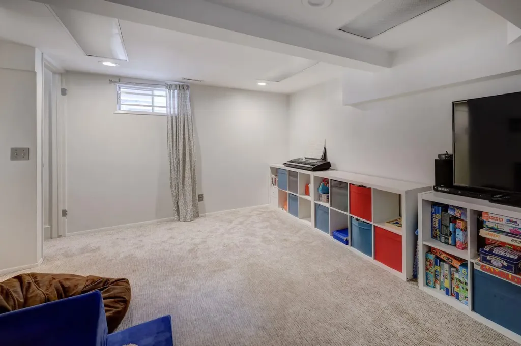 1636 Broadview Road NW Calgary AB T2N 3H1