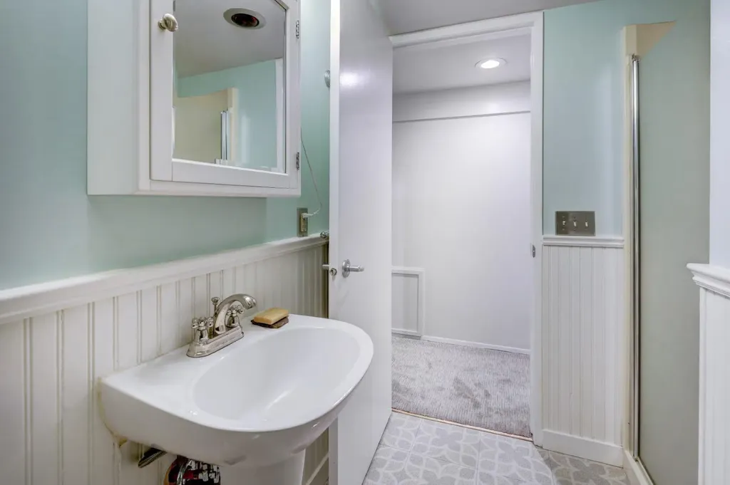 1636 Broadview Road NW Calgary AB T2N 3H1