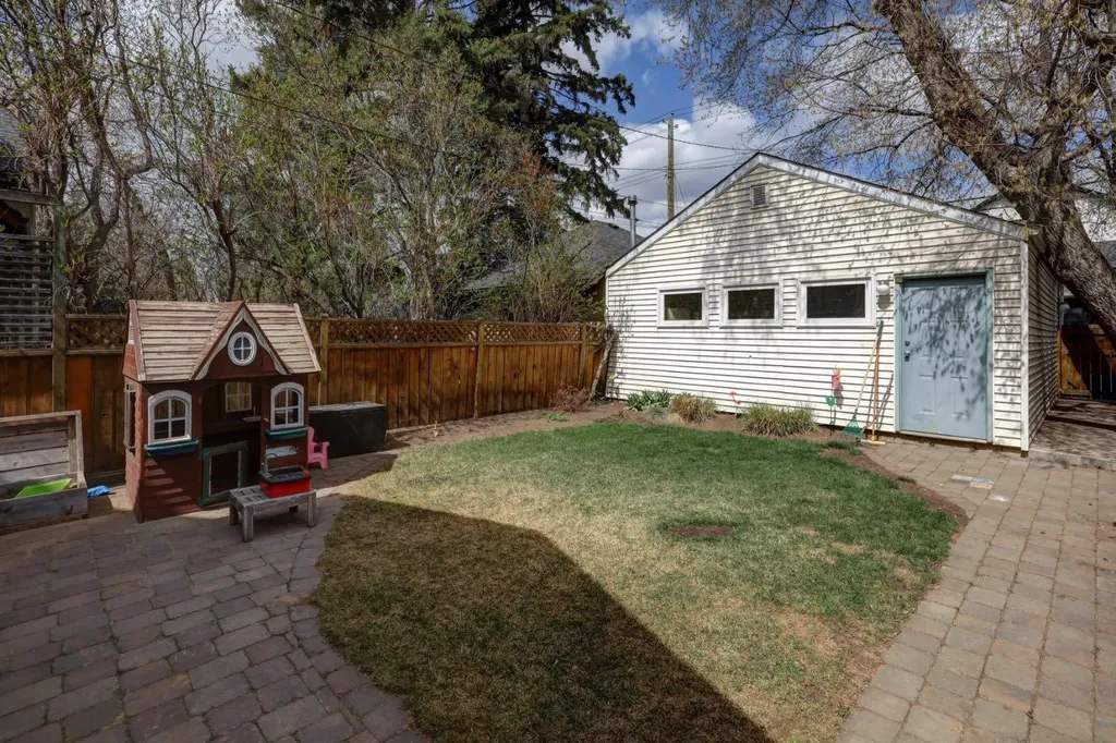 1636 Broadview Road NW Calgary AB T2N 3H1