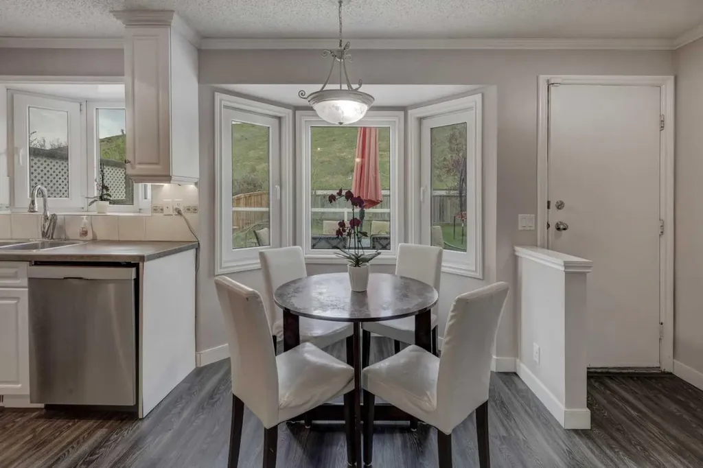 36 Hawksley Crescent NW Calgary AB T3G 3B9