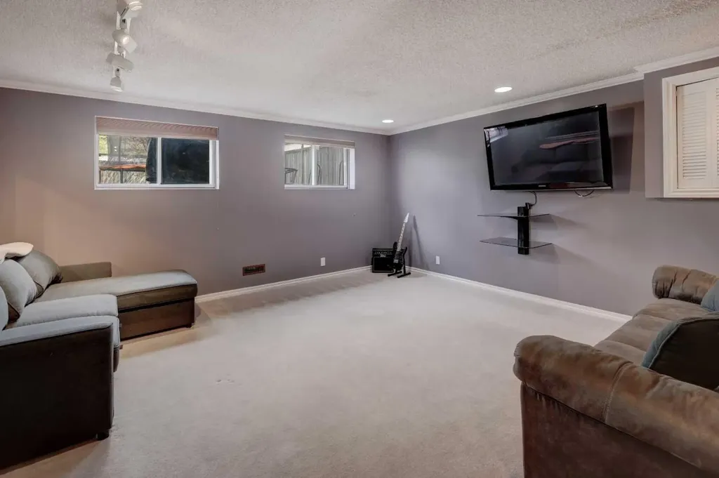 36 Hawksley Crescent NW Calgary AB T3G 3B9
