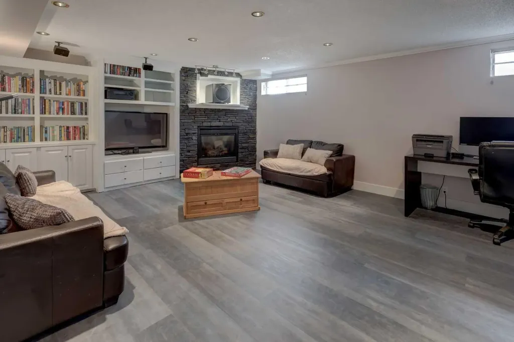 36 Hawksley Crescent NW Calgary AB T3G 3B9