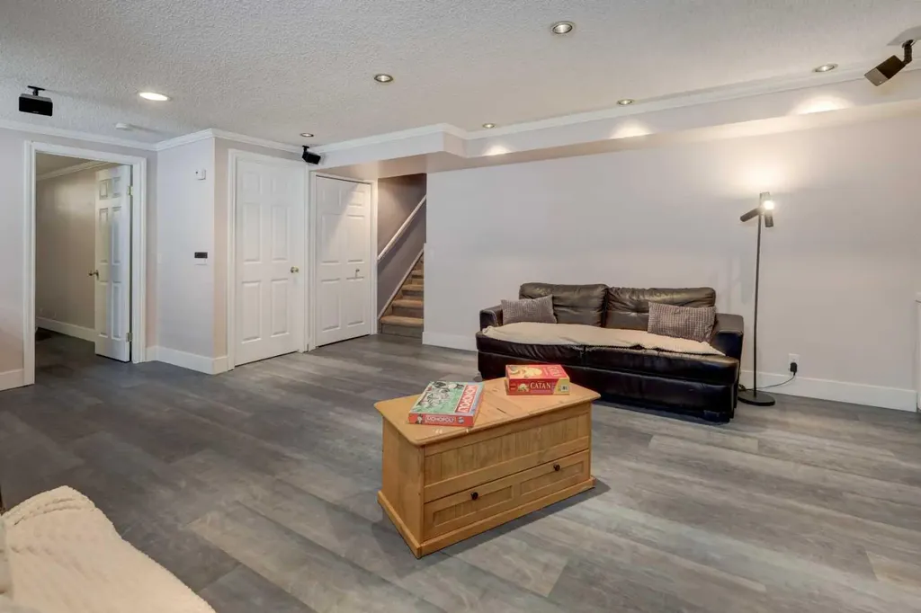 36 Hawksley Crescent NW Calgary AB T3G 3B9
