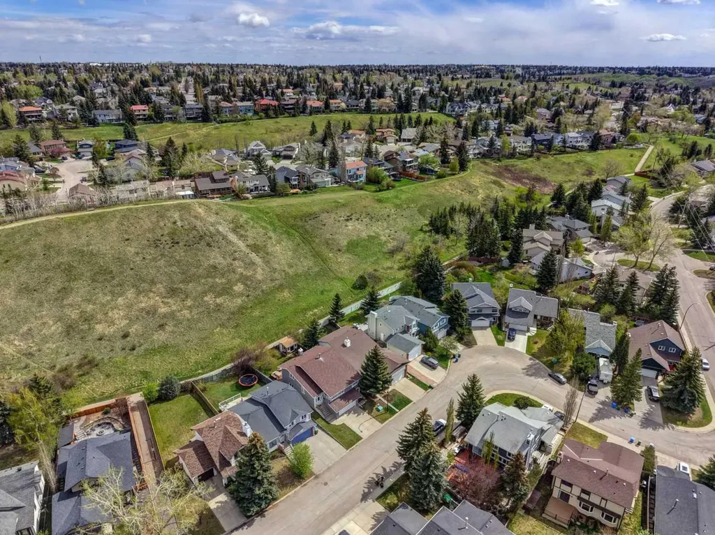 36 Hawksley Crescent NW Calgary AB T3G 3B9