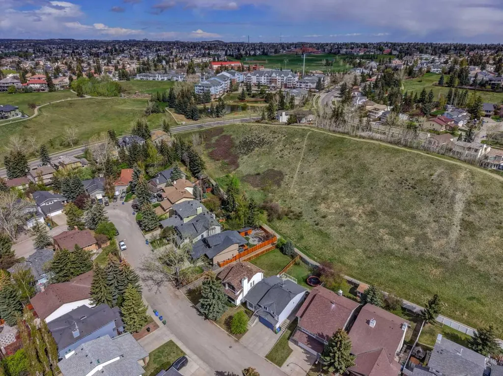 36 Hawksley Crescent NW Calgary AB T3G 3B9