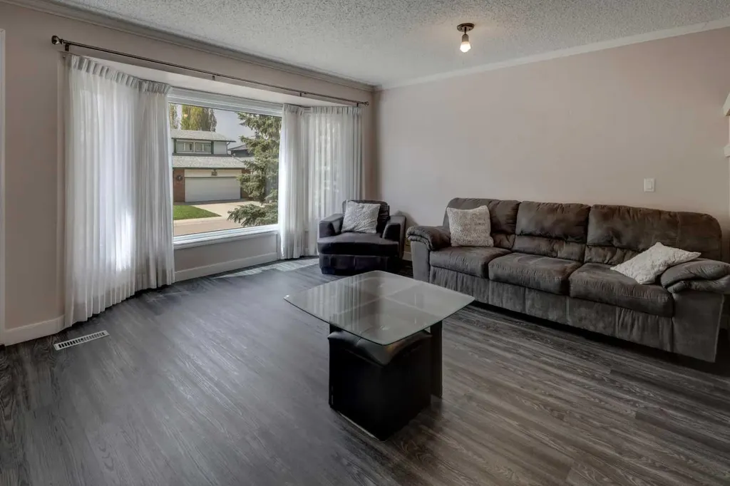 36 Hawksley Crescent NW Calgary AB T3G 3B9