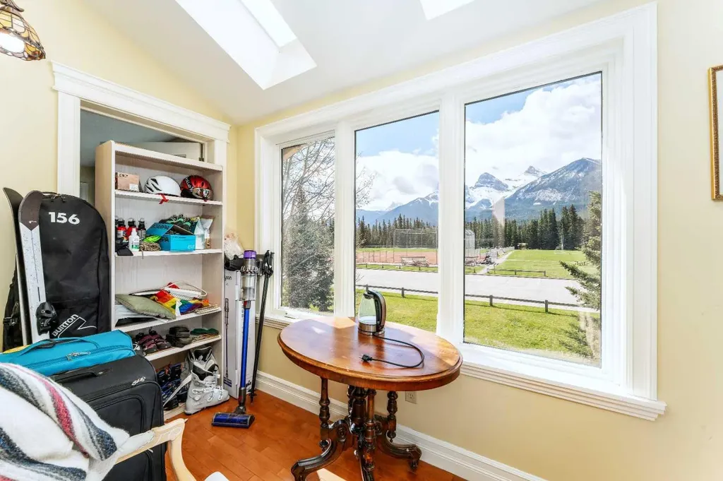 533 1st Street Canmore AB T1W3B8